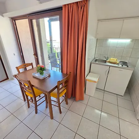 Apartment Damir 2+2 Bocni