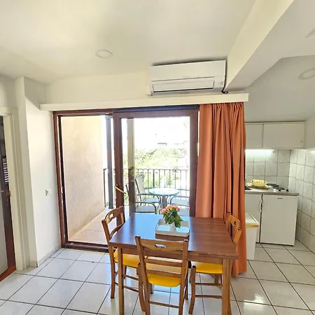 Apartment Damir 2+2 Bocni *